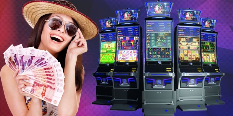 Девушка в шляпе и затемненных очках позирует с веером рублевых купюр, а на заднем фоне стоят игровые автоматы