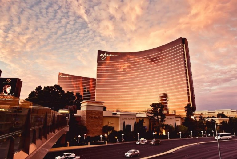 Wynn Hotel & Casino в свете заходящего солнца